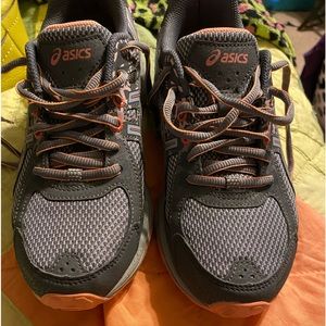 ASICS women's gel-venture 8 running shoes. Only worn once.